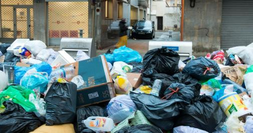 Montones de bolsas de basura al lado de un contenedor en Salt / EUROPA PRESS