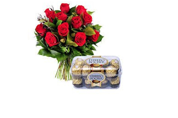 Doce rosas rojas y una caja de bombones de Ferrero Rocher