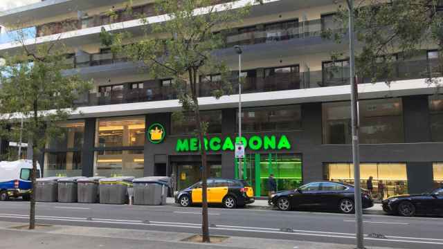 Exterior del supermercado Mercadona con el nuevo modelo de tienda eficiente en la Rambla Guipúzcoa (Barcelona)