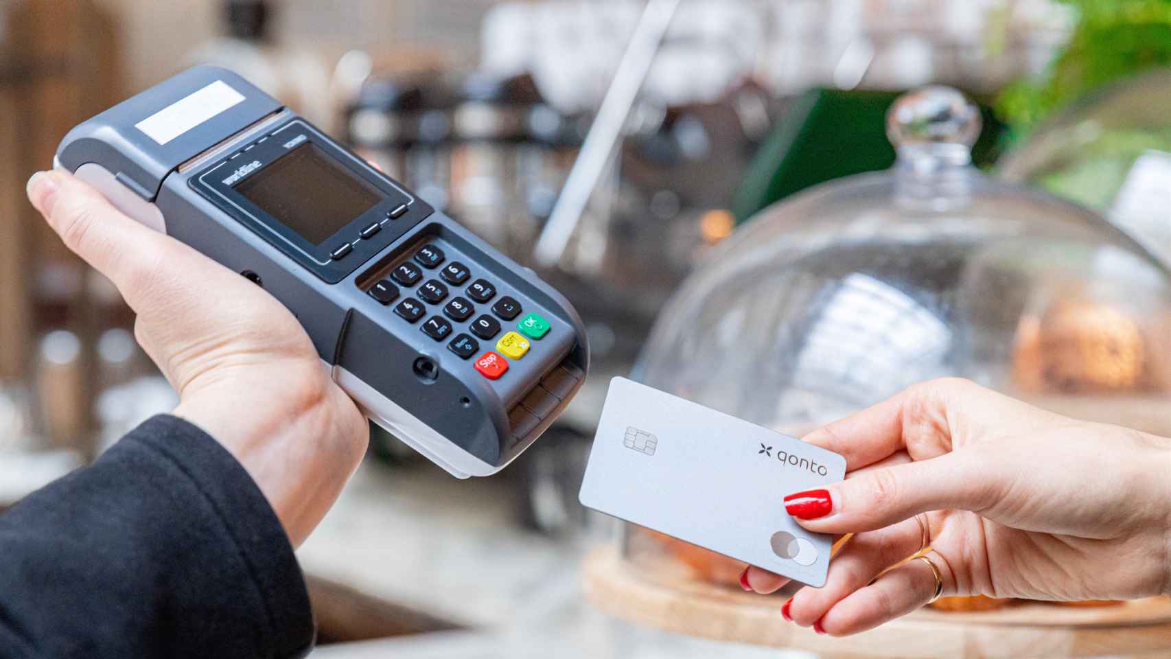 Una clienta paga con tarjeta de crédito / EP