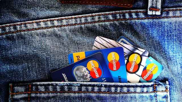 Bolsillo con tarjetas de crédito bancarias, uno de los objetivos susceptibles de ser negociados / PIXABAY