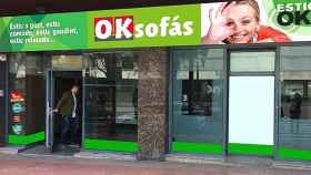 El exterior de una tienda de OK Sofás Infinity Grup, una de las seis empresas que salen hoy de Cataluña / OK SOFÁS