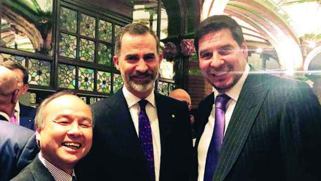 Marcelo Claure, presidente de Sprint, con Masayoshi Son, presidente de Solfbank, en una cena con Felipe VI con motivo del MWC de 2017