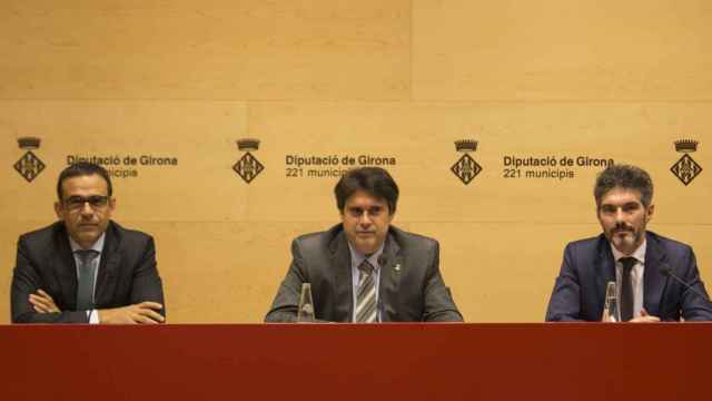 Jaume Masana, director territorial de CaixaBank en Cataluña y presidente de Tribuna de Girona; Pere Vila, presidente de la Diputación de Girona; y Xavier Gangonells, director general de la AED / CG