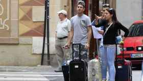 Tres turistas buscan un piso turístico en Barcelona / EFE