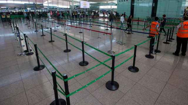 Aspecto de los accesos a los mostradores de facturación del Aeropuerto de Barcelona-El Prat durante esta mañana / EFE