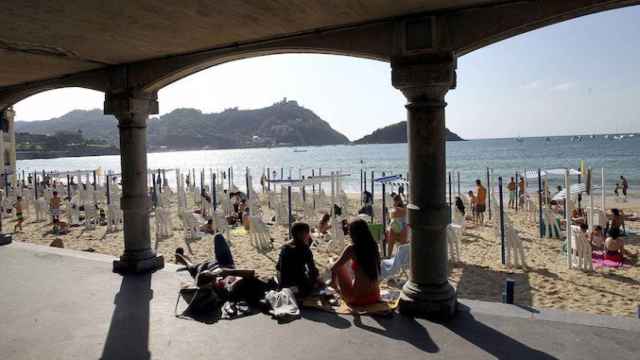 Turistas en una playa española / EFE