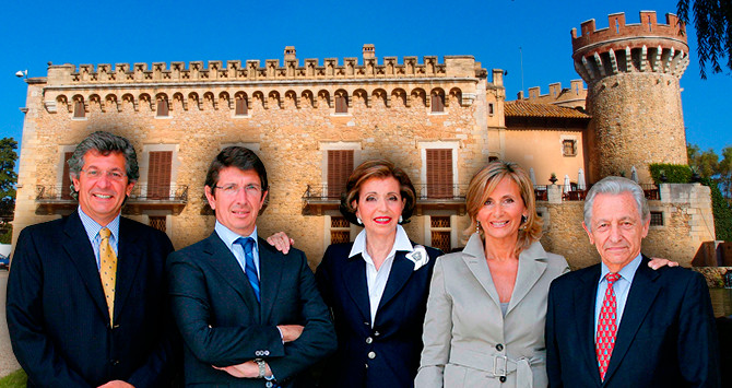 La familia Suqué-Mateu junto al Castillo de Perelada, sede de las bodegas y uno de sus casinos / FOTOMONTAJE DE CG
