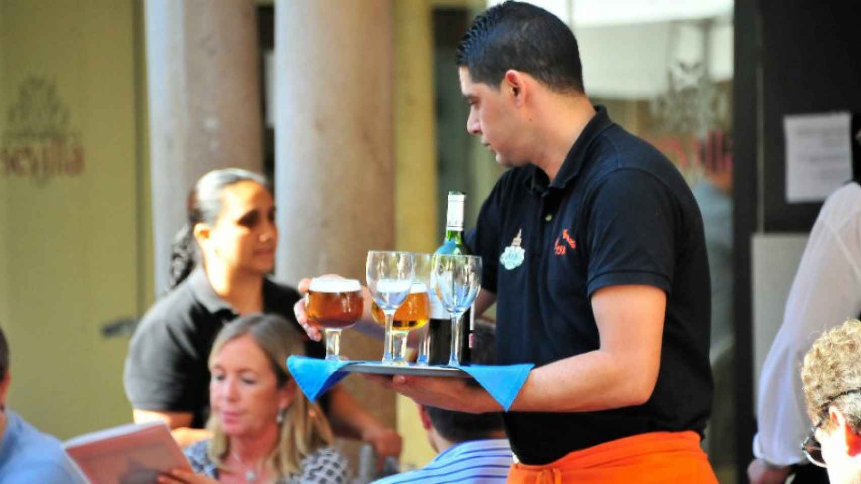 Imagen de archivo de un camarero en un bar de Sevilla.