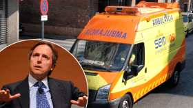 Andrea Bonomi, socio fundador de Investindustrial, junto a una ambulancia de la sanidad catalana.
