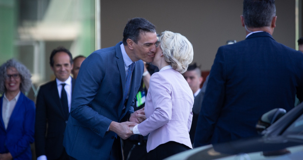El presidente del Gobierno, Pedro Sánchez, saluda a la presidenta de la Comisión Europea, Ursula von der Leyen, en las Jornadas del Círculo de Economía / EP