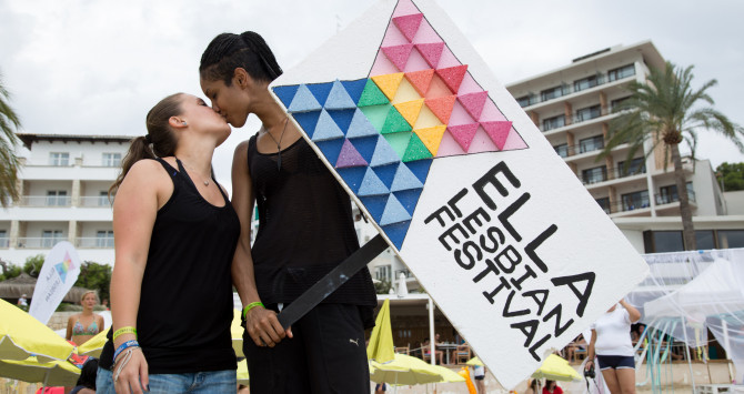 Dos mujeres besándose en Ella festival en Palma de Mallorca / ELLA FESTIVAL