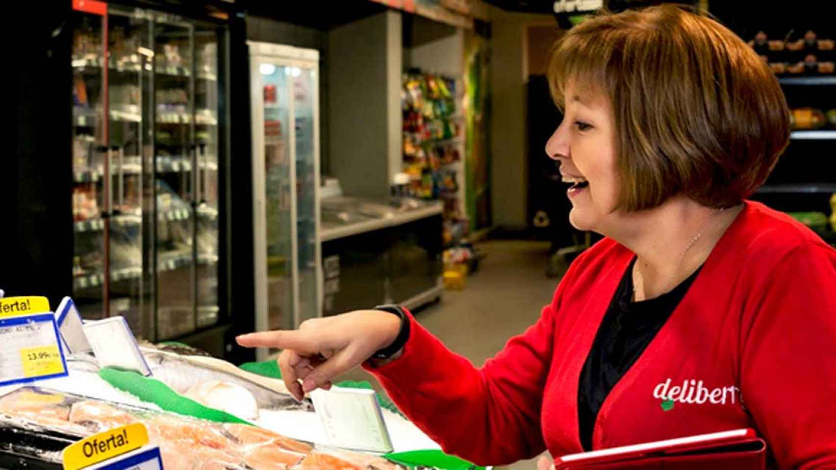 Una trabajadora de los supermercados Deliberry escoge los productos para un pedido