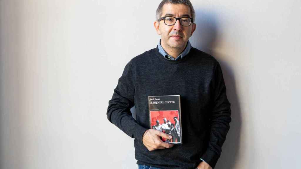 Jordi Amat, escritor y periodista, con su libro 'El hijo del chófer' / LENA PRIETO