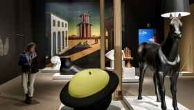 La exposición Objetos de deseo. Surrealismo y diseño, 1924 2020, en CaixaForum Barcelona, coorganitzada por ”la Caixa” y el Vitra Design Museum