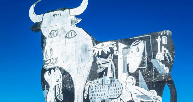 Un toro con el 'Guernica' de Picasso / PIXABAY