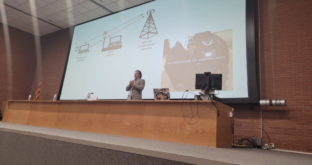 El perito informático Bruno Pérez Juncà ha abierto la jornada sobre ciberseguridad de la Escuela de Policía de Cataluña / CG