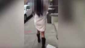 La mujer camina desnuda por las calles de Nueva York