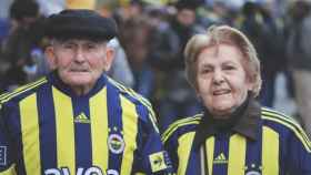 Mümtaz y Ihsan, la eterna pareja de ancianos que nunca dejó de apoyar al Fenerbahçe / TWITTER