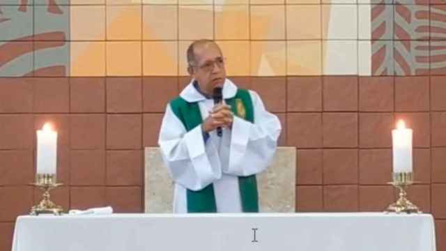 El cura Antônio Firmino Lopes Lana durante una misa / TWITTER