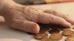 Un pensionista cuenta sus ahorros / CG