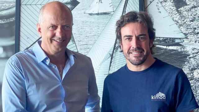 Fernando Alonso posa junto al propietario del astillero que construirá su yate /INSTAGRAM