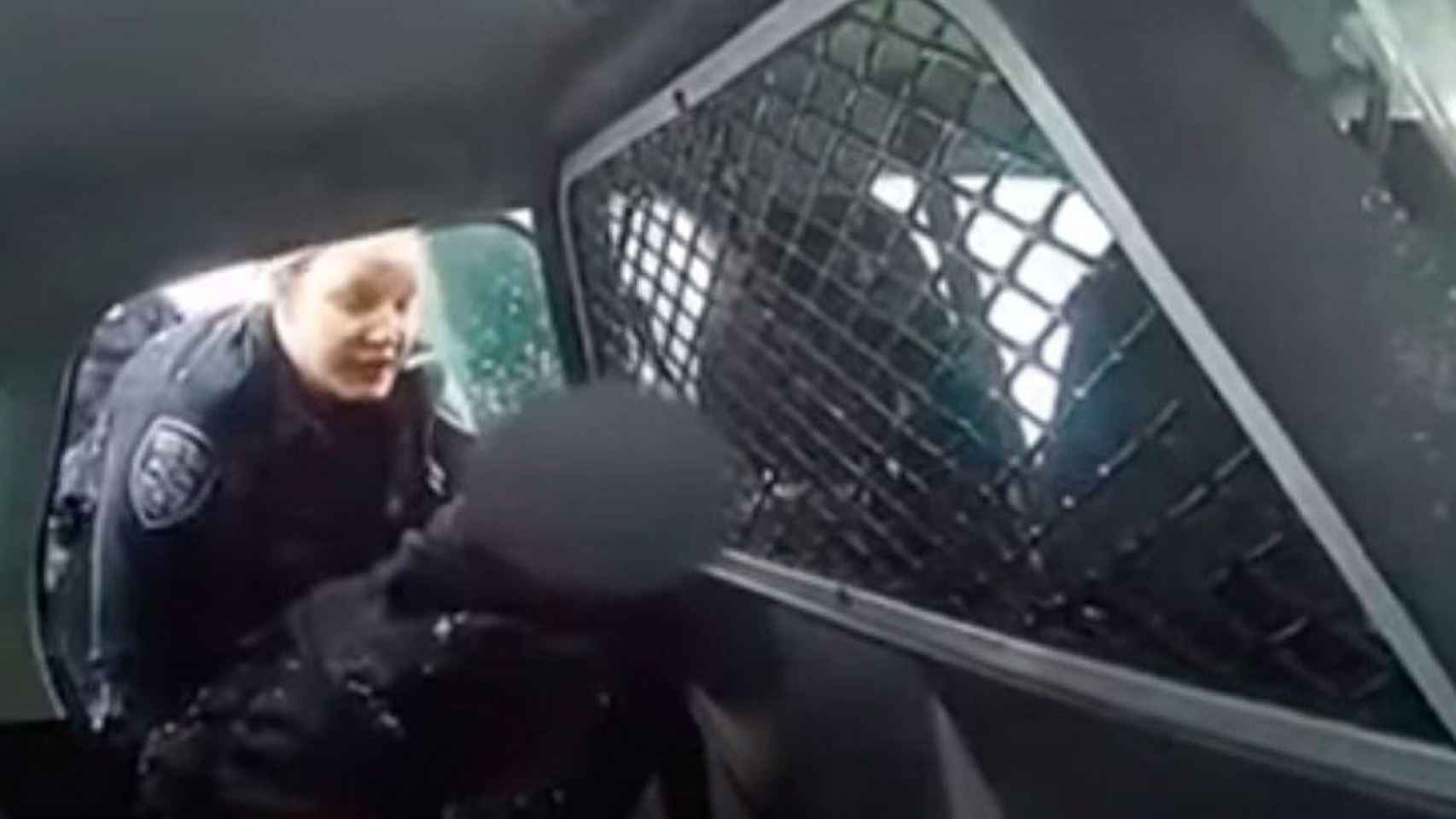 Una policía mete en el coche oficial a una niña de 9 años / TWITTER