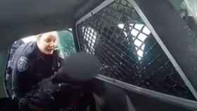 Una policía mete en el coche oficial a una niña de 9 años / TWITTER
