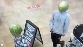 Dos ladrones ocultan su cara con dos sandías en su cabeza / LOUISA POLICE