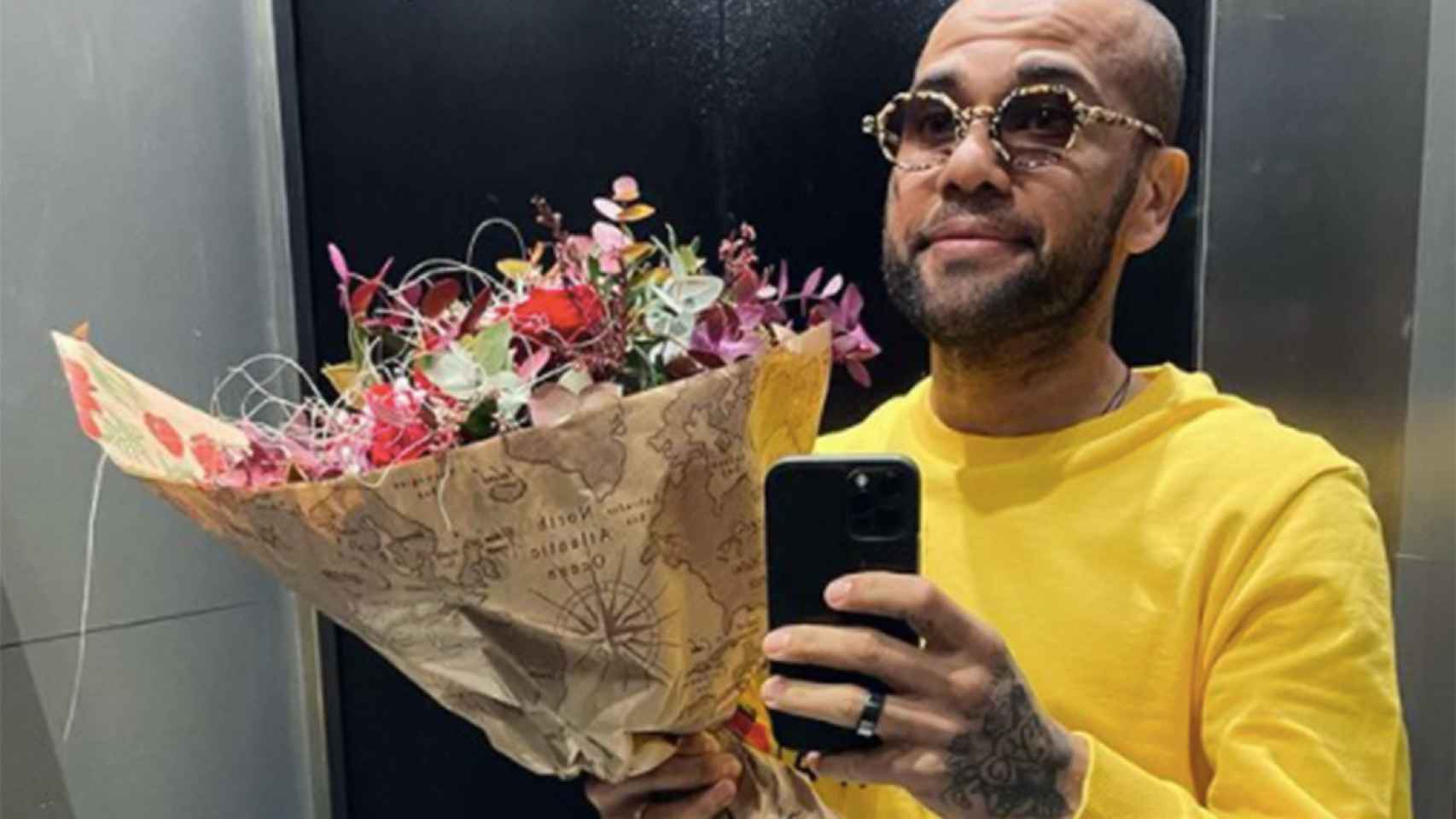 Dani Alves, con un ramo de flores en una imagen de Instagram / Instagram