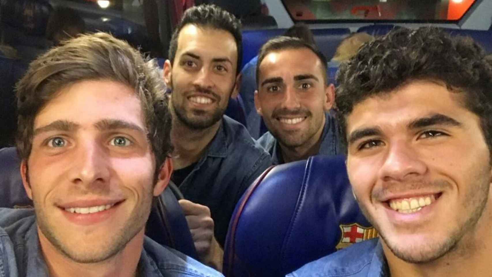 Sergi Roberto con Carles Aleñá en el autocar del Barça / REDES