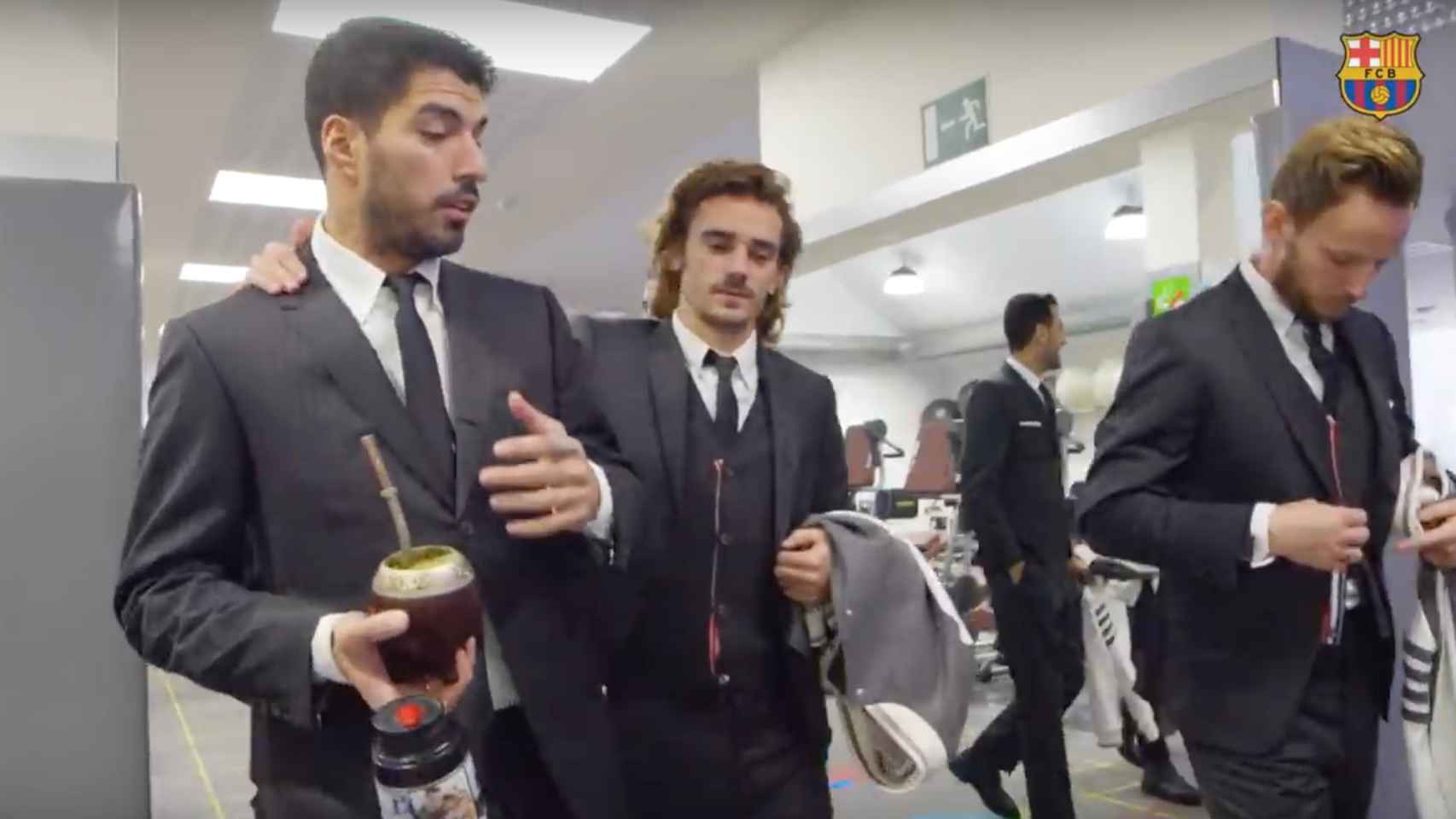 Luis Suárez y Griezmann comparten confidencias con el traje oficial del Barça