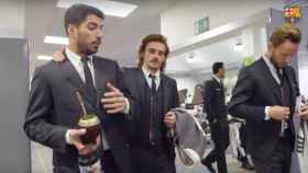 Luis Suárez y Griezmann comparten confidencias con el traje oficial del Barça