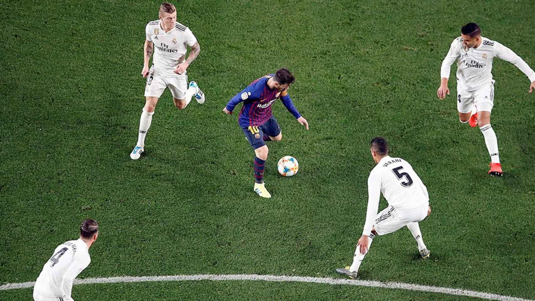 El capitán del Barça, Leo Messi, rodeado por cuatro jugadores del Real Madrid en el clásico de ida de semifinales de la Copa del Rey 2018-19 / EFE