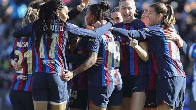 Las jugadoras del Barça celebran uno de los dos goles de Aitana ante la Real Sociedad / EFE