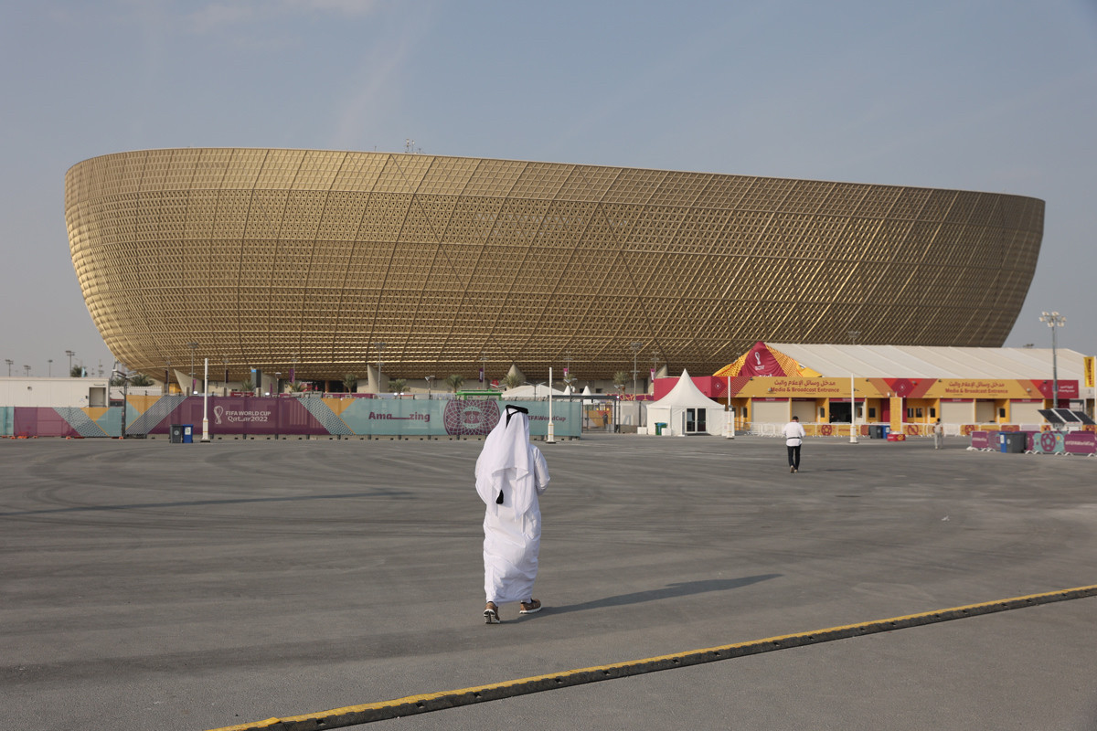 Un hombre catarí camina por los aledaños del Lusail Stadium antes del Mundial / EFE