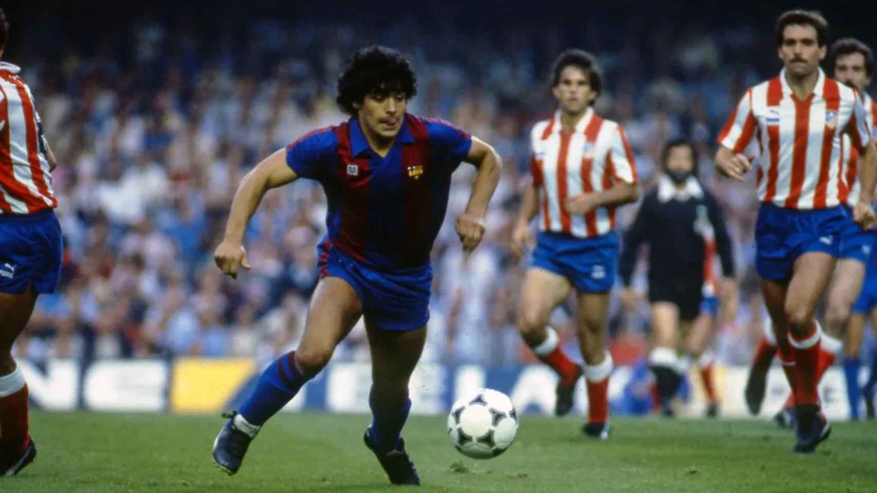 Maradona, durante un partido contra el Atlético de Madrid / FCB