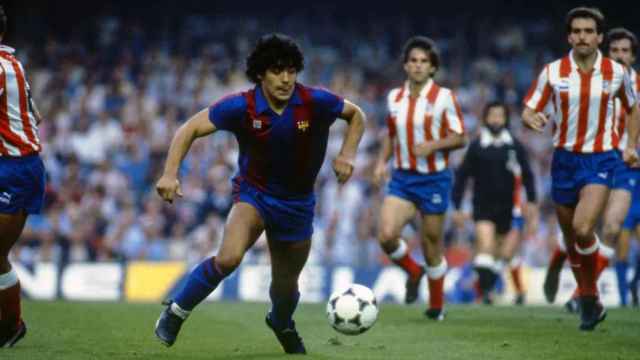 Maradona, durante un partido contra el Atlético de Madrid / FCB