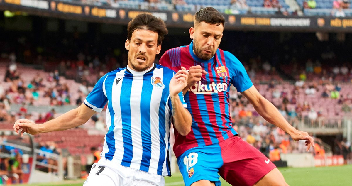 Jordi Alba, en una disputa de balón contra David Silva, en el choque contra la Real Sociedad / EFE