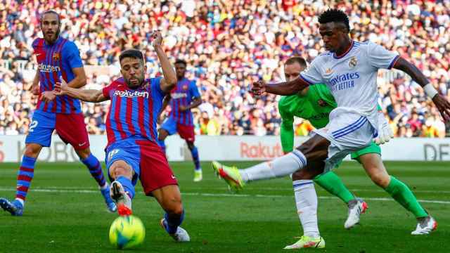 Jordi Alba y Vinicius Júnior, el primer encontronazo del Clásico en el Camp Nou / EFE