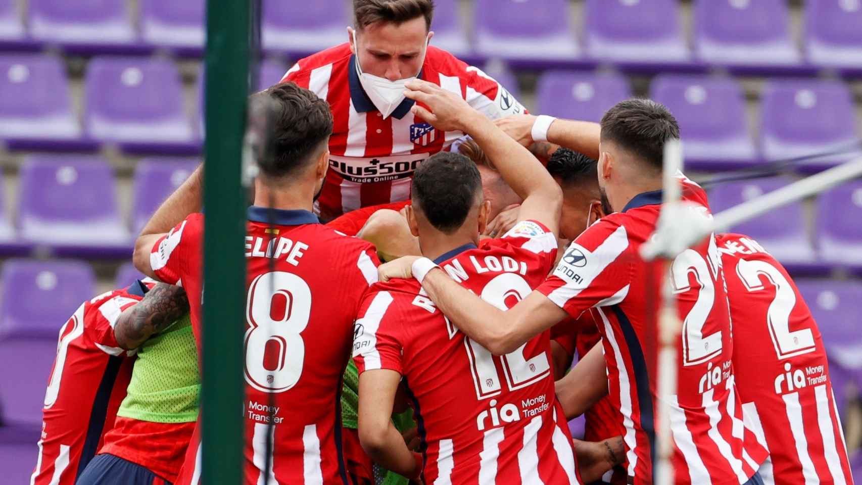 Los jugadores del Atlético celebrando el gol de Suárez / EFE