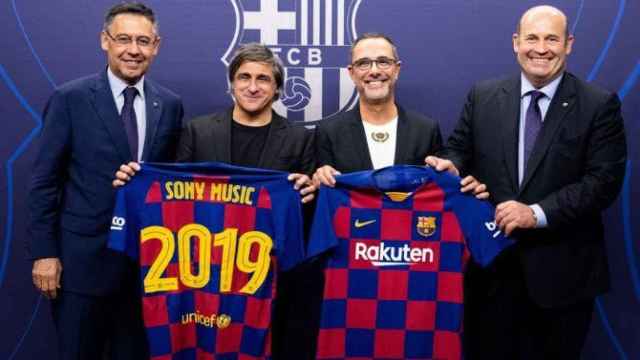 Josep María Bartomeu, representando al Barça, junto a los directos de Sony/ REDES