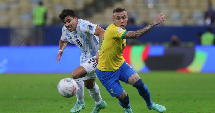 Marcos Acuña y Everton pelean por un balón en la final de Copa América / @Argentina