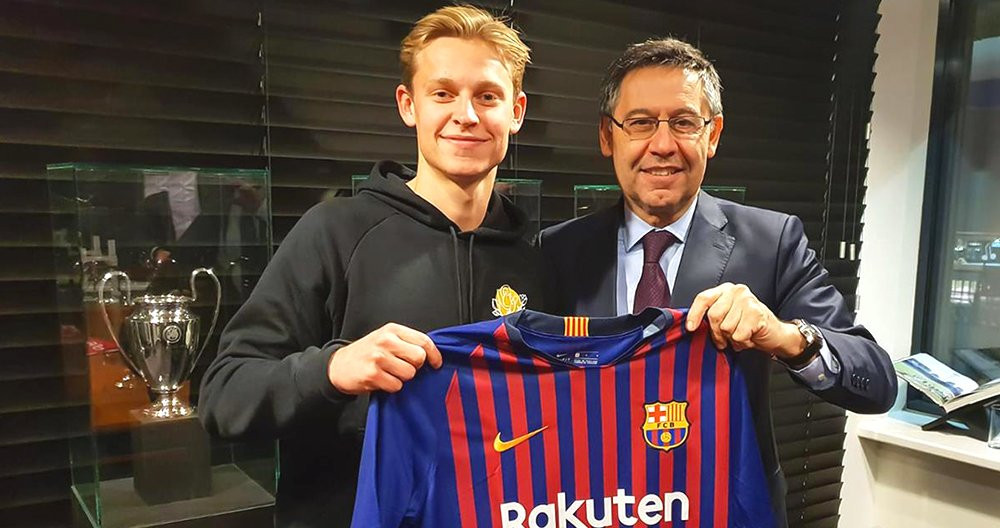 Frenkie de Jong posa con la camiseta del Barça y el presidente del club catalán, Josep Maria Bartomeu / FCB