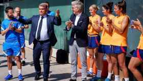 Joan Laporta, felicitando a las jugadoras del Barça Femenino la temporada pasada / FCB
