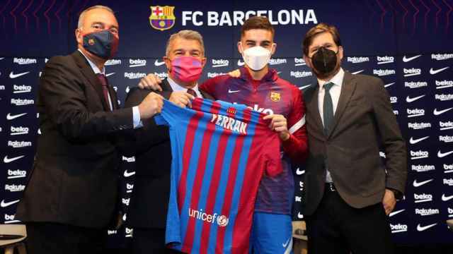Mateu Alemany, el hombre de la Liga en el Barça, con Laporta y Rafa Yuste en la presentación de Ferran Torres / EFE