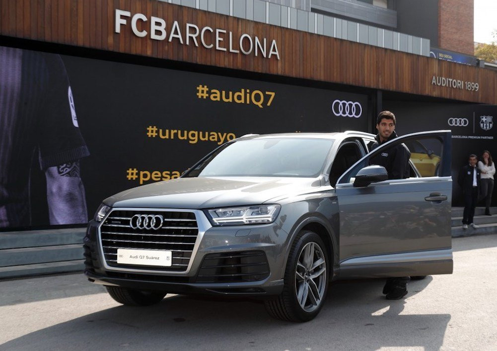 Una foto de Luis Suárez en la entrega anual de la flota dede coches Audi a los jugadores del Barça /FCB