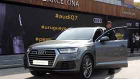 Una foto de Luis Suárez en la entrega anual de la flota dede coches Audi a los jugadores del Barça /FCB