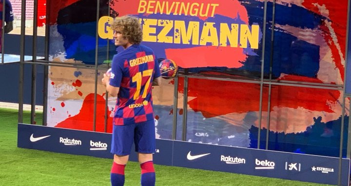 Griezmann luce su nuevo dorsal en la camiseta del Barça / CULEMANIA