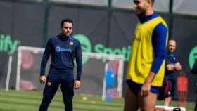 Xavi, concentrado, en un entrenamiento del primer equipo del Barça sin los cedidos / FCB